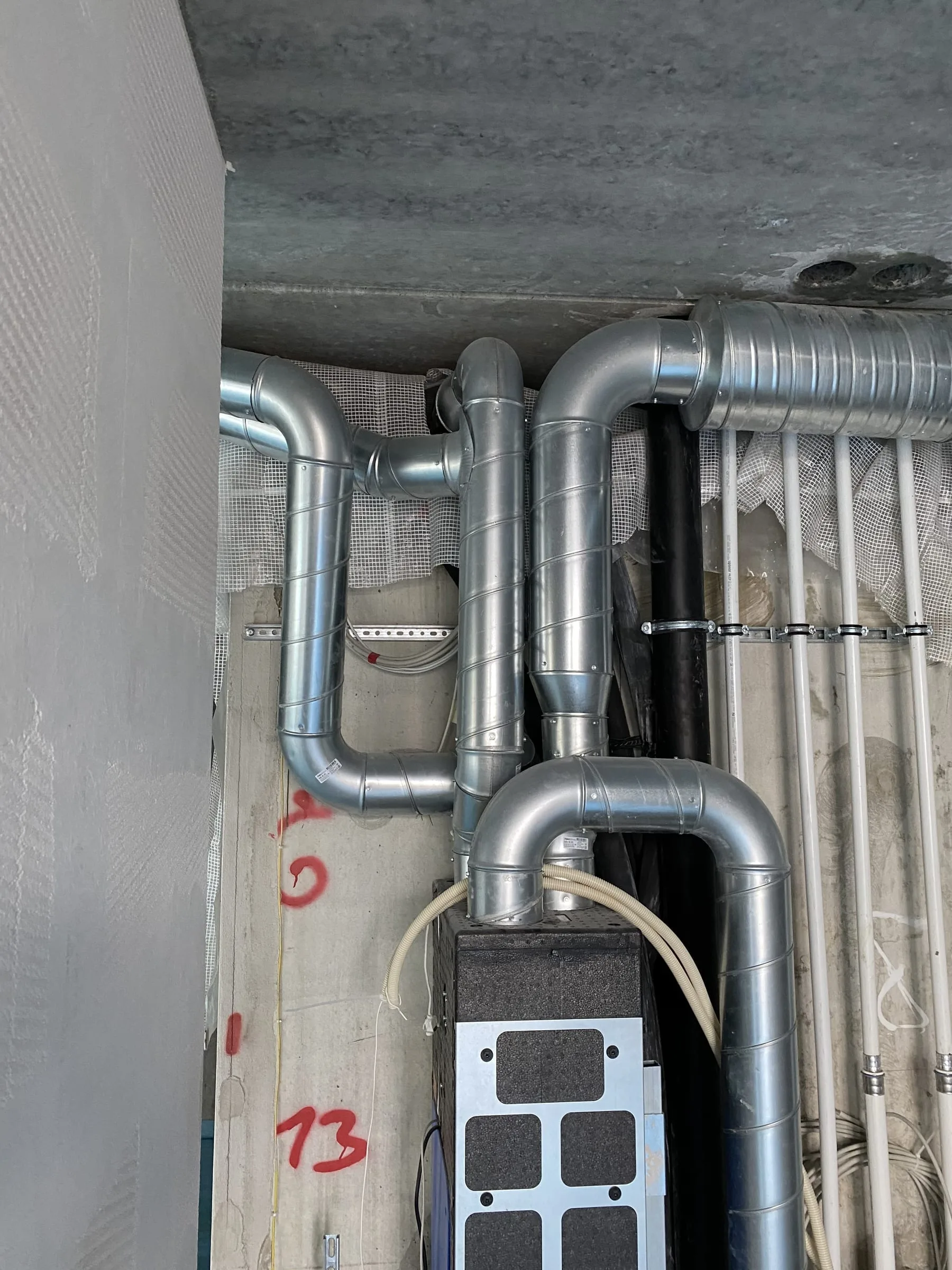 Ventilationsanlæg og spirokanaler i en åben teknikskakt under betonloftet, Amager Strandvej 60-64, København S
