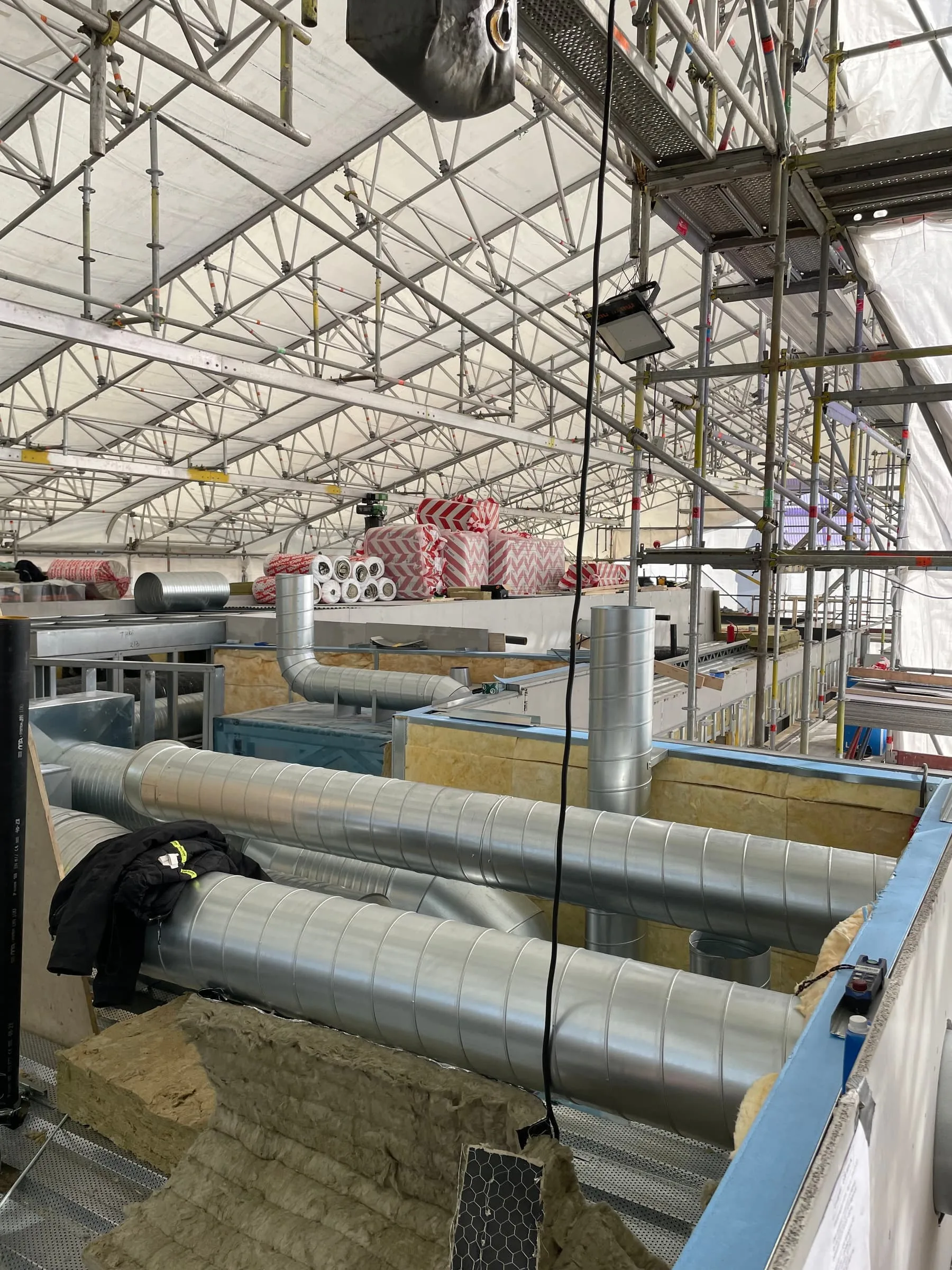 Spirokanaler under montage på et dæk under en overdækning af stillads og presenning, Mændenes Hjem, København V