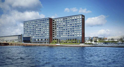 Stor bygning med glasfacader set fra vandet, Copenhagen Marriott Hotel, København